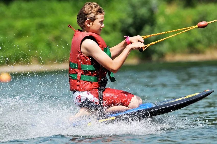 kneeboard surfing for boat